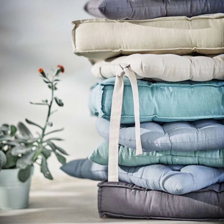 Garten - Balkon Store -Garten - Balkon Store butlers stuhlkissen mit bandchen o42cm solid in grau 1 768x768 1